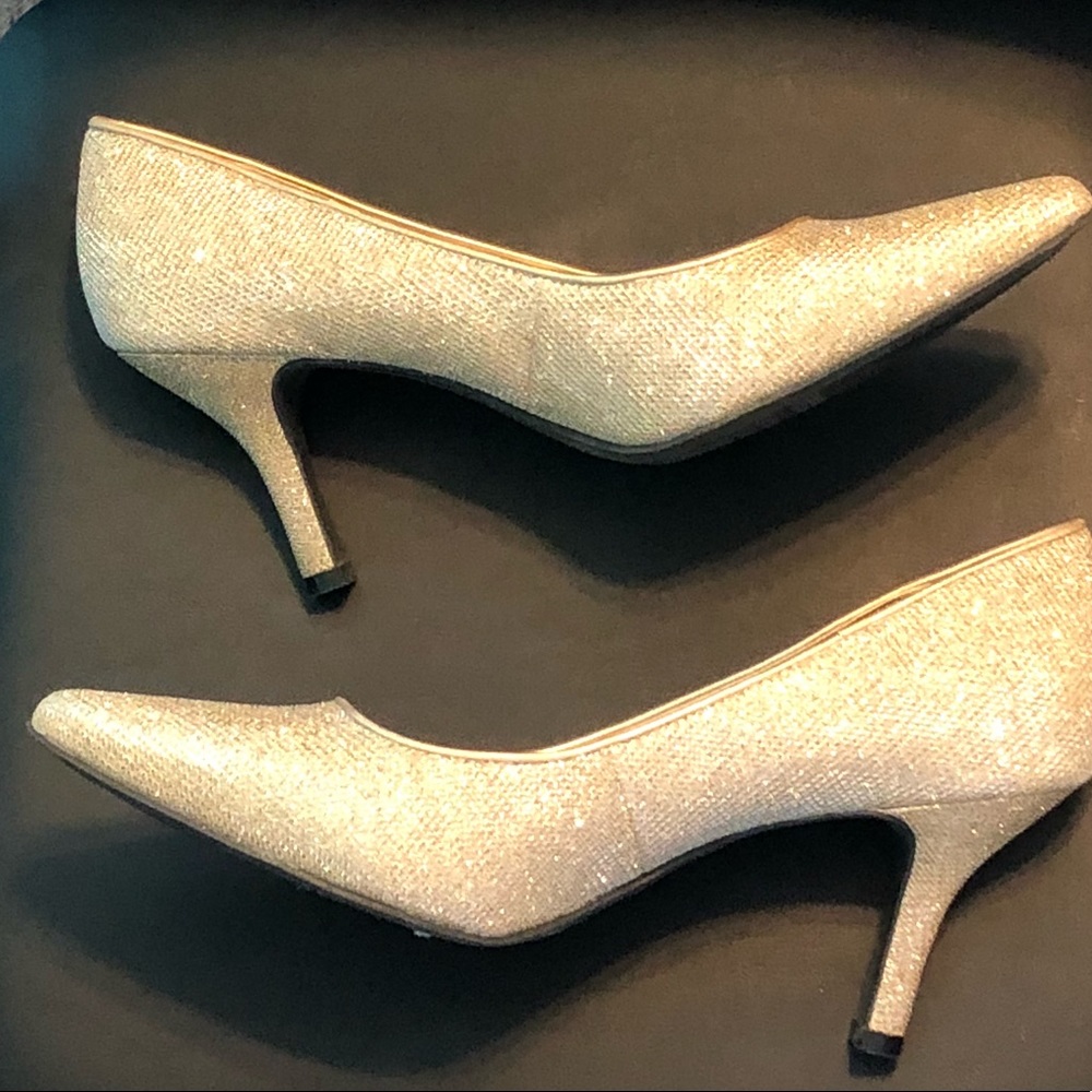 Pointed toe gold heals